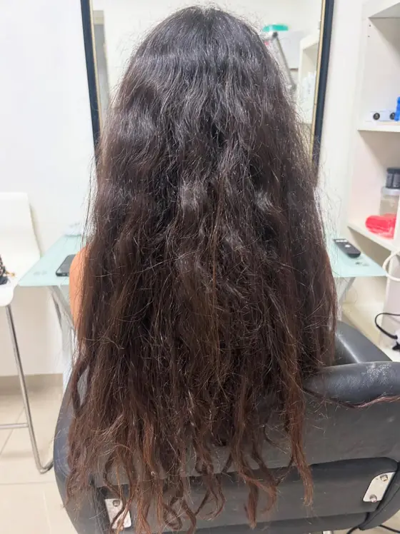 לפני החלקה — שיער מתולתל ופרוז